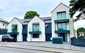 Stunning Brand New House - Sleeps 6 - Free Parking - Great Location - Fast Wifi - Smart Tv - Close To Poole & Bournemouth & Sandbanks